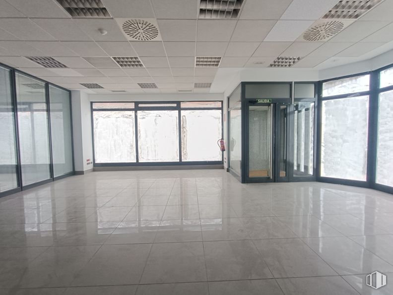 Retail for rent at Zona Rivas Futura, Rivas-Vaciamadrid, Madrid, 28529 with flooring, floor, interior design, ceiling, glass, composite material, commercial building, transparency, tile flooring and daylighting around