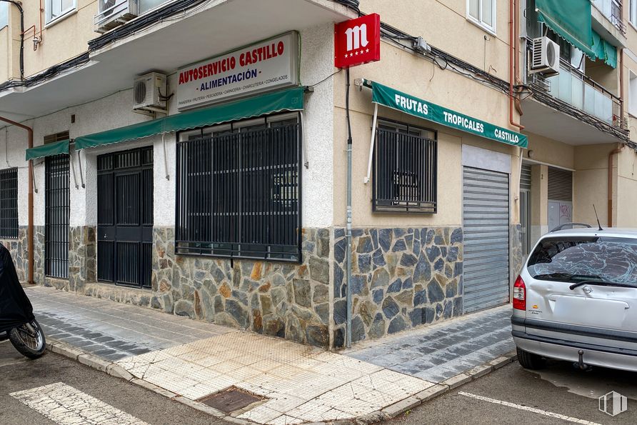 Retail for sale & for rent at Zona San Roque - Concordia - Adoratrices, Guadalajara, 19002 with car, window, person, tire, land vehicle, wheel, vehicle, building, vehicle registration plate and infrastructure around