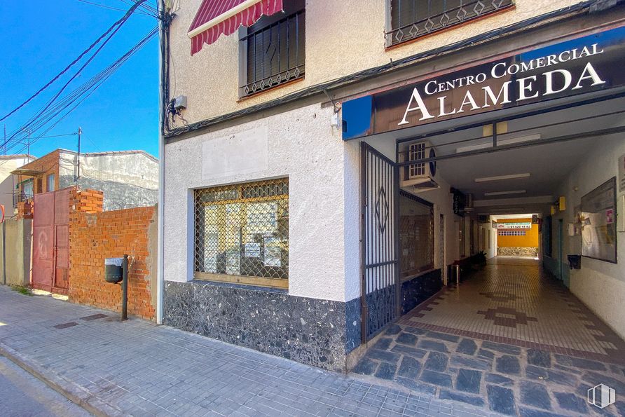 Retail for sale at Centro Comercial Alameda, Calle Almendralejos, 4, Fuente el Saz de Jarama, Madrid, 28140 with window, building, road surface, sky, asphalt, facade, road, city, sidewalk and concrete around