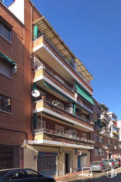 Industrial for sale at Calle Jabiru, 8, Carabanchel, Madrid, 28025 with car, window, building, sky, land vehicle, wheel, tire, vehicle, urban design and condominium around