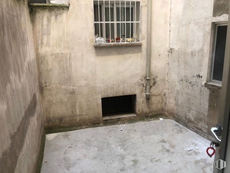 Retail for sale & for rent at Calle Fray Luis de León, Cuenca, 16001 with window, fireplace, building, house, wood, door, gas, tints and shades, flooring and composite material around