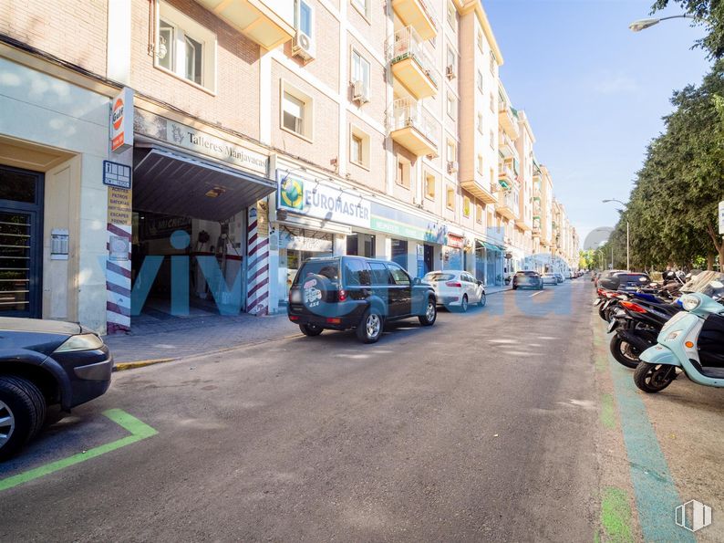 Local en venta en Calle Virgen de Nuria, Ciudad Lineal, Madrid, 28027 con coche, rueda, neumático, ventana, motocicleta, edificio, luz de estacionamiento, vehículo terrestre, vehículo y vehículo de motor alrededor