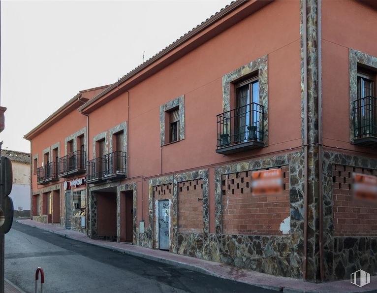 Retail for sale at Calle Carreteros, 9, Loeches, Madrid, 28890 with window, building, door, fixture, sky, wood, road surface, house, facade and brick around