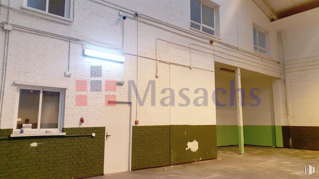 Nave en alquiler en Zona industrial, Getafe, Madrid, 28906 con ventana, sombra, madera, arte, fachada, tintes y matices, fuente, accesorio, suelos y edificio alrededor