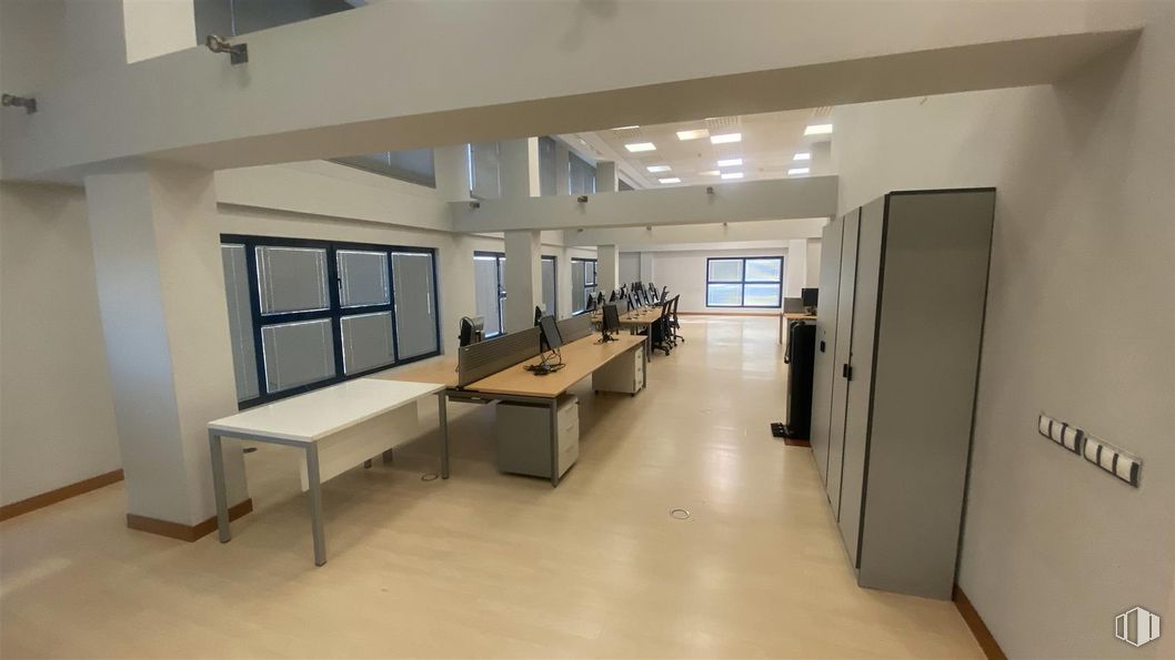 Oficina en alquiler y venta en Calle López Santos, 4, Las Rozas de Madrid, Madrid, 28230 con escritorio, ventana, mesa, silla de oficina, interiorismo, suelo, suelos, madera, mesa de trabajo y accesorio alrededor