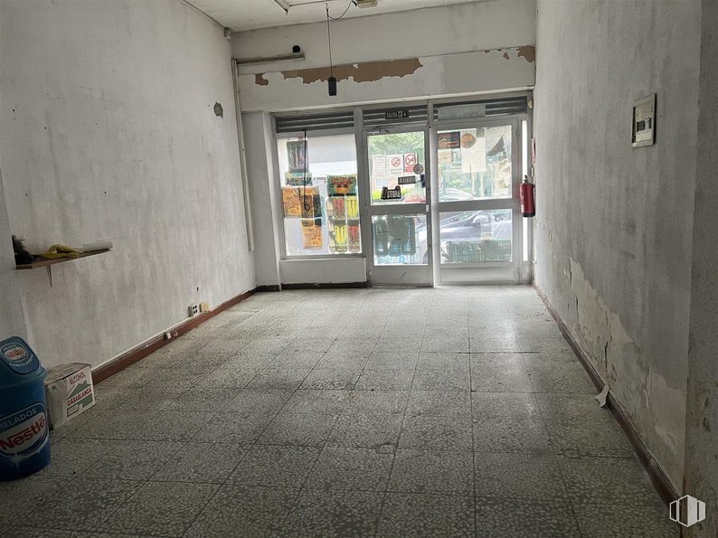 Local en venta en Calle San Lamberto, 13, Ciudad Lineal, Madrid, 28017 con productos envasados, alumbrado, ventana, accesorio, suelos, edificio, hall, techo, hormigón y material compuesto alrededor