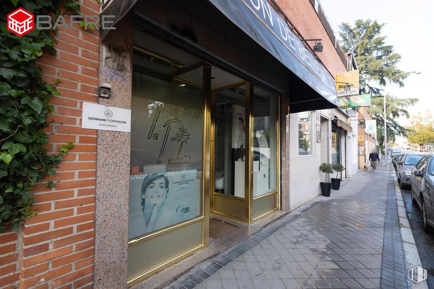 Retail for sale at Calle Vizconde de los Asilos, Ciudad Lineal, Madrid, 28027 with car, advertising and beauty salon around