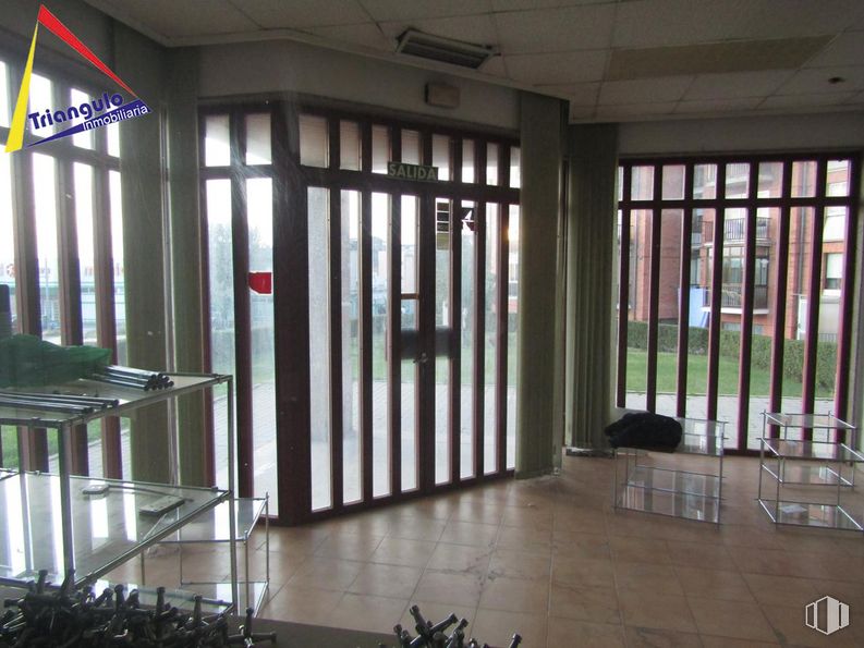 Retail for sale & for rent at Zona El Carmen, Segovia, 40004 with property, fixture, interior design, wood, building, floor, flooring, glass, hall and hardwood around