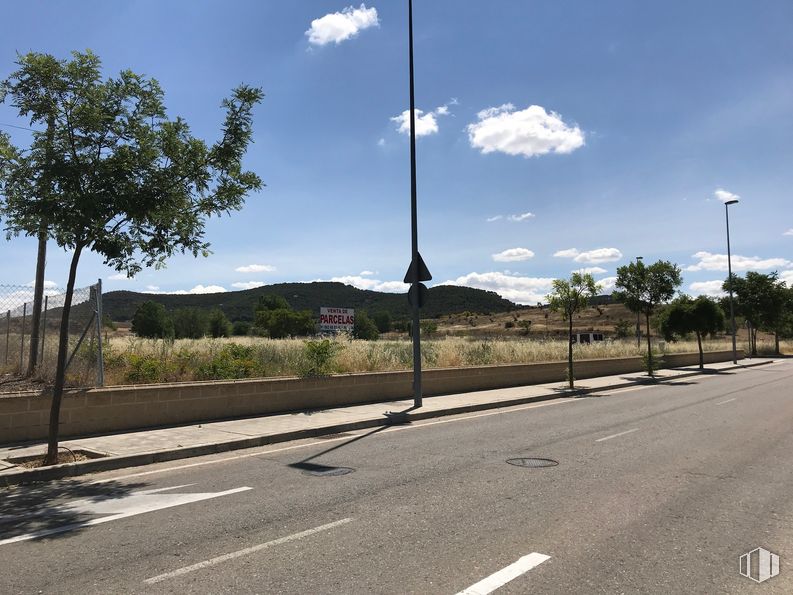 Suelo en venta en Polígono Industrial Los Bordales, Villalbilla, Madrid, 28810 con nube, cielo, luz de la calle, árbol, superficie de carretera, asfalto, lote de tierra, electricidad, brea y planta alrededor