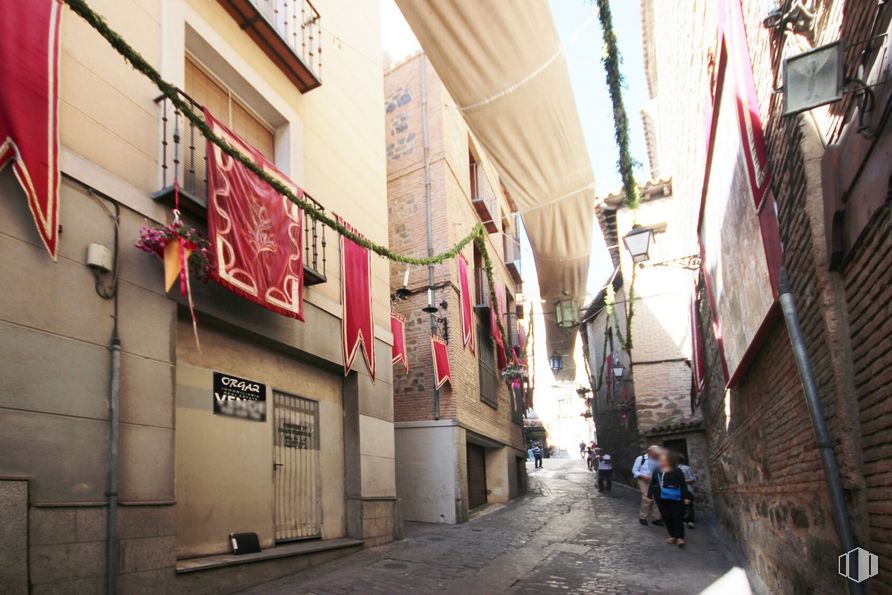 Retail for sale at Calle Alfileritos, 21, Toledo, 45003 with person, building, flag, window, flowerpot, road surface, architecture, pink, plant and neighbourhood around