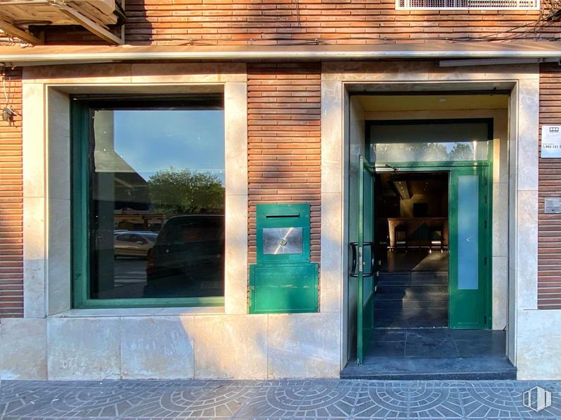 Retail for rent at Zona centro, Mora, Toledo, 45400 with door, window, property, fixture, building, wood, shade, facade, real estate and tints and shades around