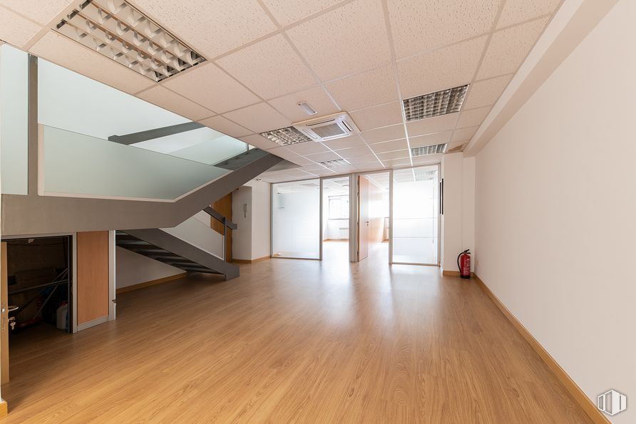 Oficina en venta en Calle Maestro Ángel Llorca, Chamberí, Madrid, 28003 con edificio, accesorio, pasillo, madera, arquitectura, diseño de interiores, pavimentos, piso, ventana y propiedad material alrededor