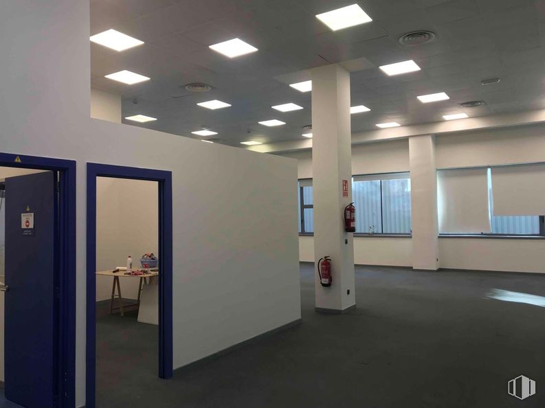 Oficina en alquiler en Zona empresarial, San Sebastián de los Reyes, Madrid, 28703 con puerta, lámpara, ventana, suelos, suelo, techo, interiorismo, alumbrado, material compuesto y vidrio alrededor