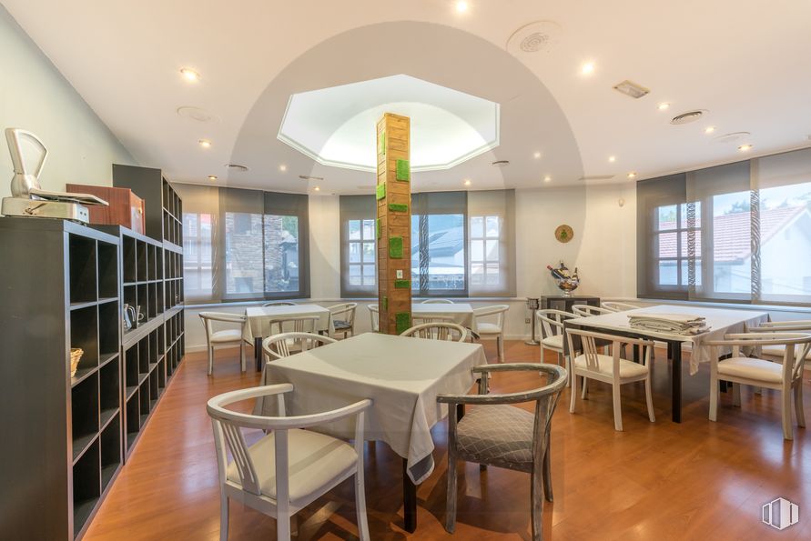 Local en venta en Travesía Huertas, 10, Navacerrada, Madrid, 28491 con silla, mesa de cocina y comedor, lámpara, mesa, ventana, mueble, propiedad, accesorio, interiorismo y alumbrado alrededor