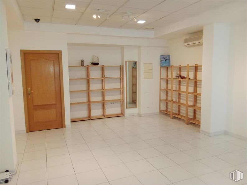 Local en alquiler y venta en Calle Constitución, 83, Navalcarnero, Madrid, 28600 con puerta, mueble, accesorio, interiorismo, suelos, suelo, madera, inmobiliario, estantería y techo alrededor