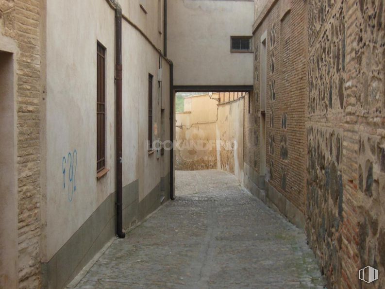 Land for sale at Casco Histórico, Toledo, 45002 with window, fixture, flooring, facade, alley, concrete, road, wood, brick and building material around