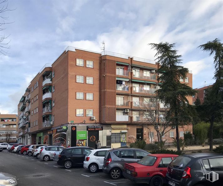 Local en venta en Avenida Constitución, Coslada, Madrid, 28820 con coche, edificio, nube, vehículo terrestre, rueda, cielo, neumático, vehículo, ventana y planta alrededor