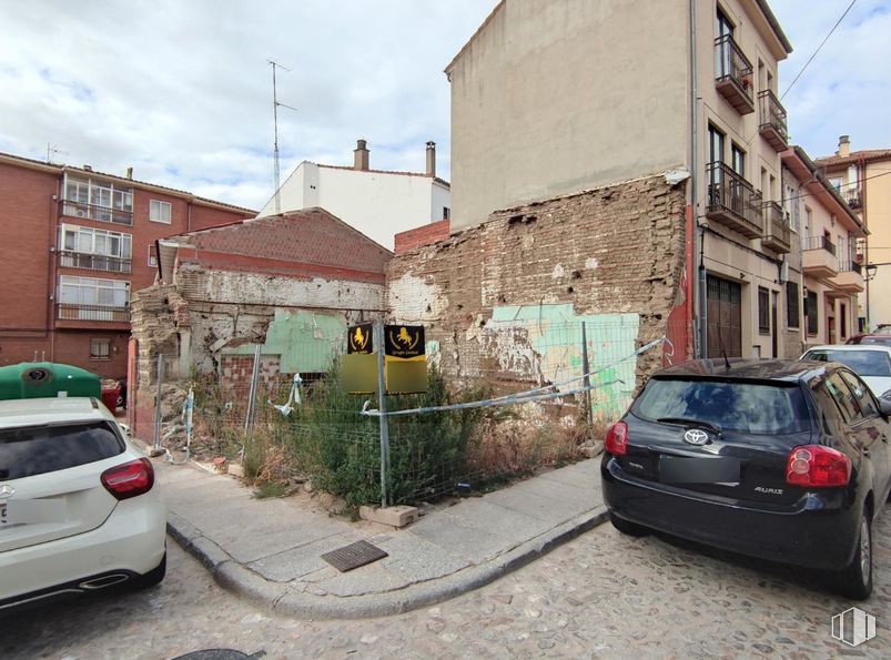 Land for sale at Calle San Cristobal, Ávila, 05003 with car, building, land vehicle, vehicle, vehicle registration plate, sky, window, plant, automotive tail & brake light and tire around