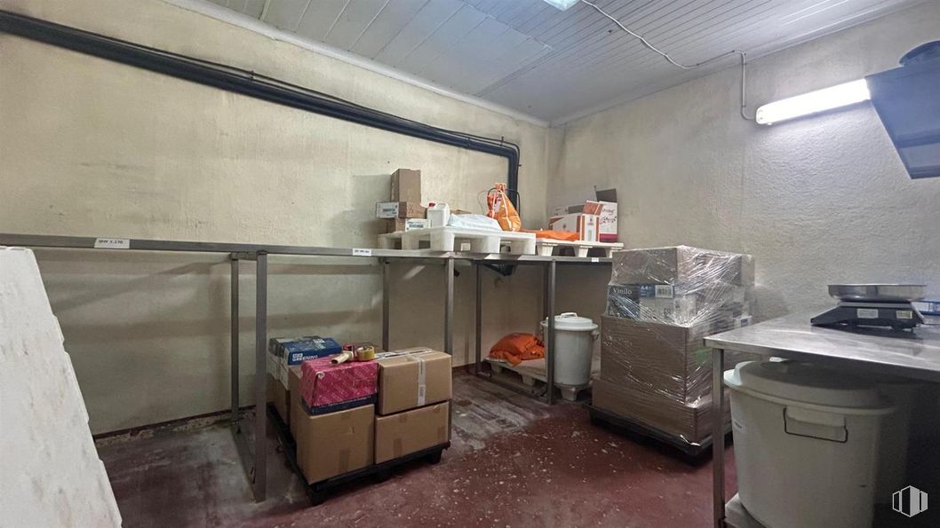 Industrial for sale at Polígono industrial San José de Valderas, Leganés, Madrid, 28917 with box, flooring, lighting, floor, ceiling, shelving, light fixture, aluminium, shelf and cardboard packaging around