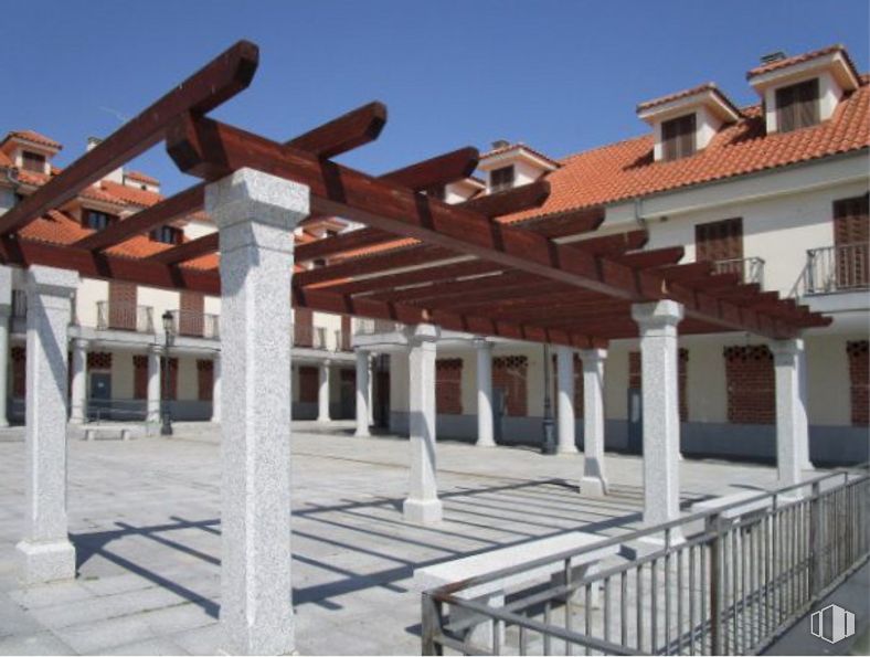 Local en alquiler y venta en Centro urbano, Cabanillas de la Sierra, Madrid, 28721 con cielo, ventana, madera, arquitectura, sombra, edificio, ocio, haz, templo y material compuesto alrededor