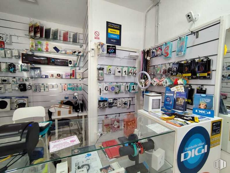 Local en alquiler en Calle Huerta, Alcorcón, Madrid, 28921 con estante, estantería, venta al por menor, gafas, máquina, dispositivo electrónico, edificio, servicio, caja y publicación alrededor