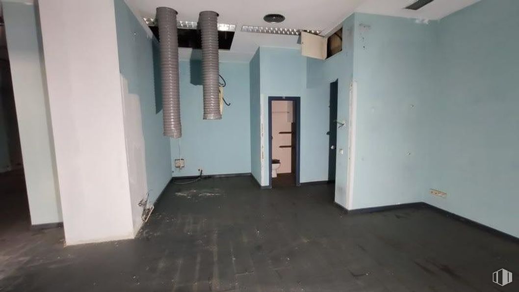 Local en alquiler y venta en Plaza Conde del Valle de Súchil, Chamberí, Madrid, 28015 con puerta, edificio, accesorio, madera, suelo, pintura, suelos, madera dura, escayola y puerta de casa alrededor