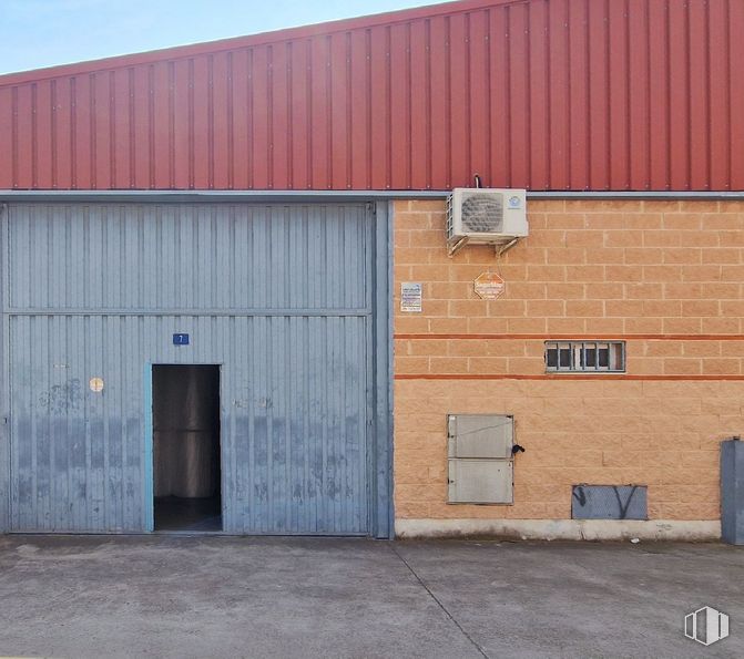 Nave en venta en Zona industrial, Torres de la Alameda, Madrid, 28813 con puerta, edificio, cielo, madera, accesorio, asfalto, ladrillo, superficie de la carretera, fachada y material compuesto alrededor