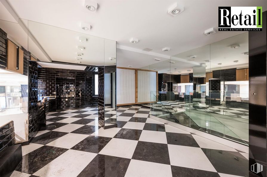 Local en alquiler y venta en Calle Goya, Salamanca, Madrid, 28001 con suelo de baldosas, diseño automovilístico, suelos, suelo, accesorio, edificio, inmobiliario, techo, silla y vidrio alrededor