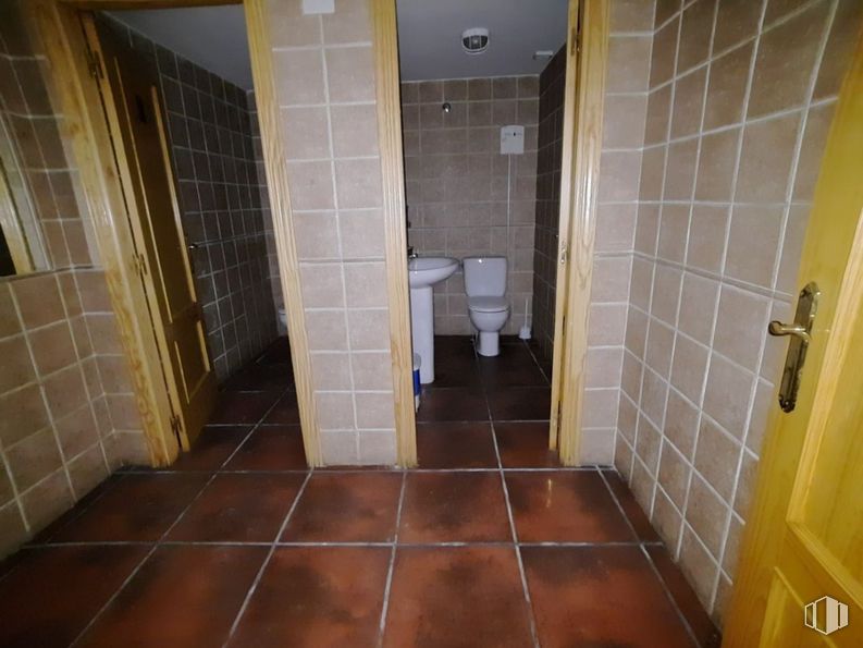 Retail for rent at Zona Amurallada, Ávila, 05001 with toilet, door handle, door, building, fixture, bathroom, tile flooring, house, flooring and floor around