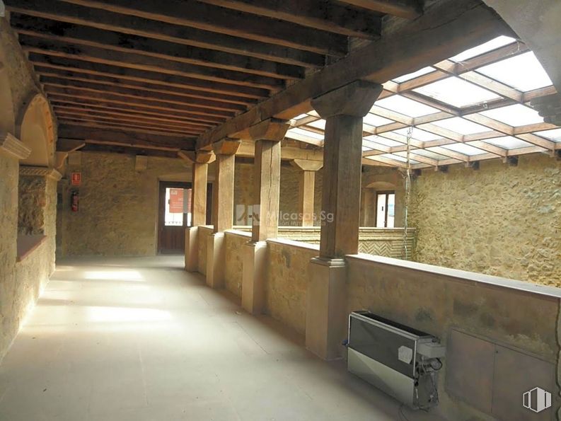 Retail for sale at Zona Centro, Sepúlveda, Segovia, 40300 with luggage & bags, window, wood, beam, floor, fixture, flooring, real estate, ceiling and brick around