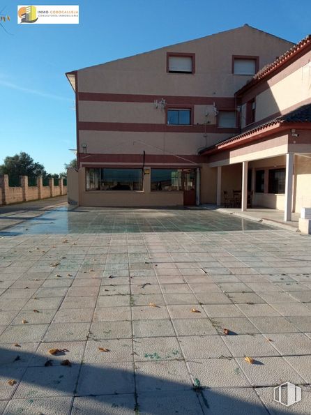 Retail for sale at Zona Serranillos del Valle, Serranillos del Valle, Madrid, 28979 with building, house, sky, road surface, asphalt, urban design, window, neighbourhood, residential area and real estate around