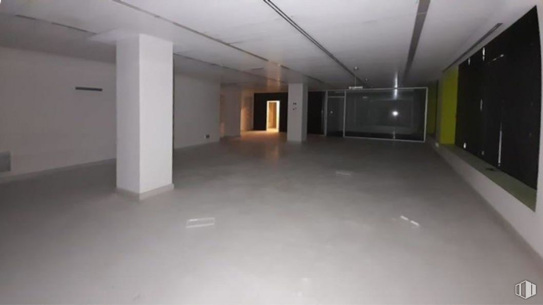 Retail for sale & for rent at Avenida Dos de Mayo, Móstoles, Madrid, 28934 with fixture, hall, floor, flooring, composite material, real estate, ceiling, space, concrete and plaster around