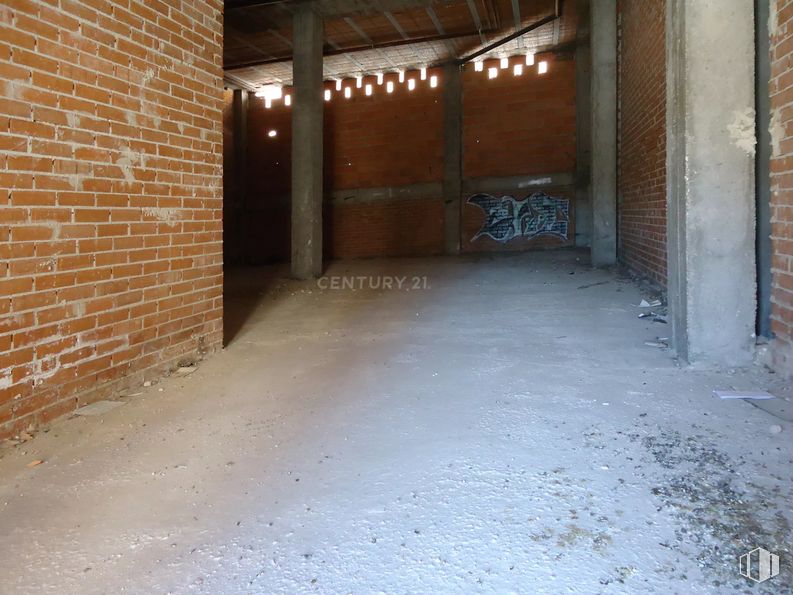 Retail for sale at Calle Mago de Oz, Guadalajara, 19005 with wood, road surface, floor, brickwork, brick, flooring, road, building material, concrete and ceiling around