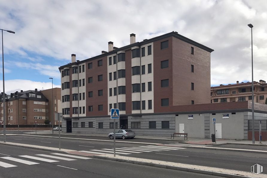 Local en alquiler y venta en Avenida Derechos Humanos, Ávila, 05003 con edificio, cielo, nube, luz de la calle, ventana, superficie de carretera, diseño urbano, asfalto, condominio y barrio alrededor