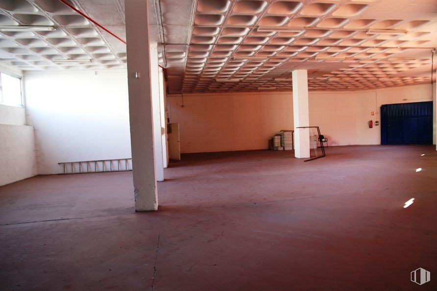 Industrial for rent at Zona industrial, Fuenlabrada, Madrid, 28946 with furniture, hall, wood, fixture, interior design, floor, flooring, ceiling, hardwood and tints and shades around