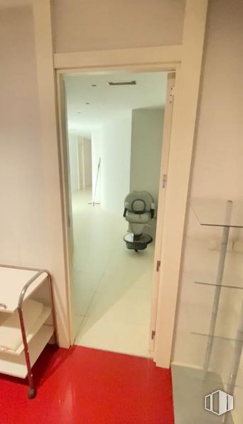 Retail for sale at Avenida General Perón, Tetuán, Madrid, 28020 with mirror, flooring, floor, interior design, door, glass, cleanliness, tile flooring, transparency and wood flooring around