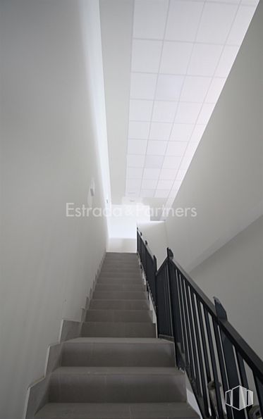 Nave en alquiler en Calle Galileo Galilei, Arroyomolinos, Madrid, 28939 con edificio, accesorio, gris, escaleras, madera, fenómeno atmosférico, suelo, cielo, suelos y tintes y matices alrededor