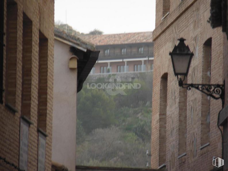 Land for sale at Casco Histórico, Toledo, 45002 with building, window, street light, sky, wood, brick, brickwork, facade, city and roof around