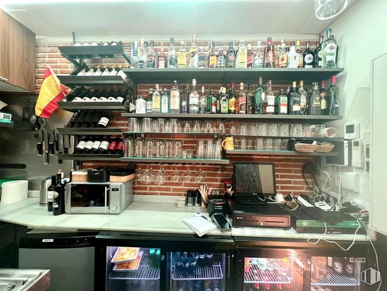 Retail for sale at Calle Cava Baja, Centro, Madrid, 28005 with shelf, shelving, bottle, bar, drinking establishment, pub, liquor, alcoholic drink, countertop and glass bottle around