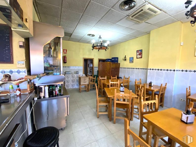 Local en venta en Calle Alianza, Villaverde, Madrid, 28041 con mesa de cocina y comedor, silla, mesa, lámpara, alumbrado, mesa, encimera, restaurante, ebanistería y comida alrededor