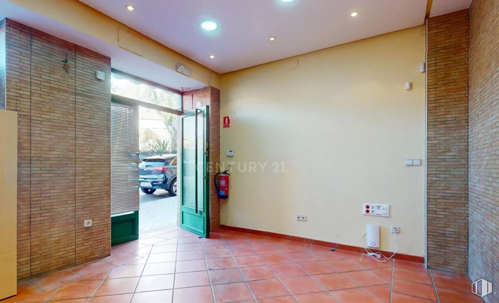 Local en venta en Barrio Concepción, Ciudad Lineal, Madrid, 28027 con suelos, suelo, puerta, apartamento, ladrillo, material de construcción, tinte para madera, azulejo, suelo de baldosas y puerta de casa alrededor