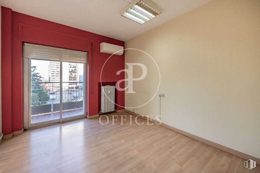 Oficina en alquiler en Paseo Castellana, Chamartín, Madrid, 28046 con alumbrado, ventana, accesorio, madera, hall, edificio, interiorismo, suelo, suelos y puerta alrededor