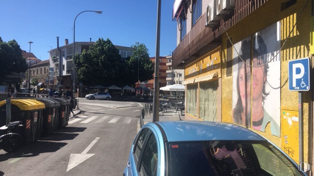 Retail for sale at Zona Centro, Collado Villalba, Madrid, 28400 with person, car, building, tire, street light, vehicle, sky, motor vehicle, plant and window around