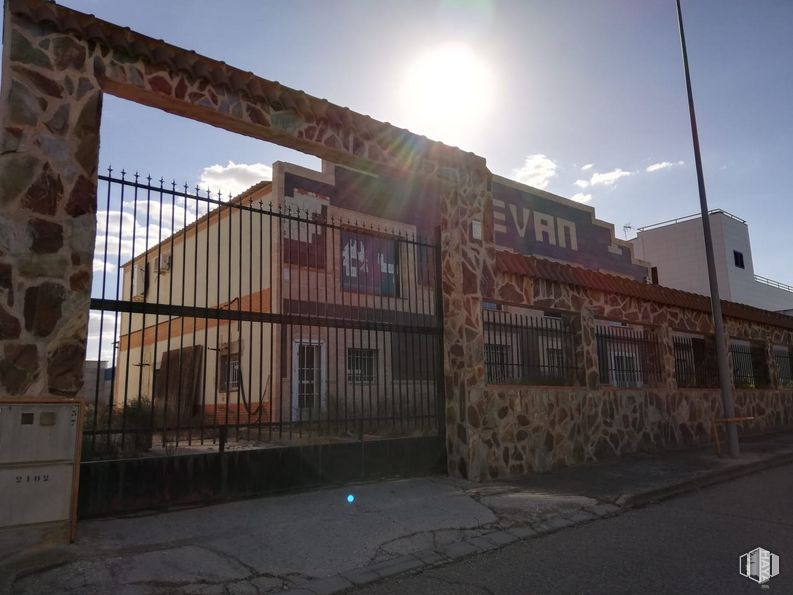 Industrial for sale at Calle Valdoli, Torrijos, Toledo, 45500 with building, sky, window, street light, residential area, city, facade, cloud, urban design and brick around