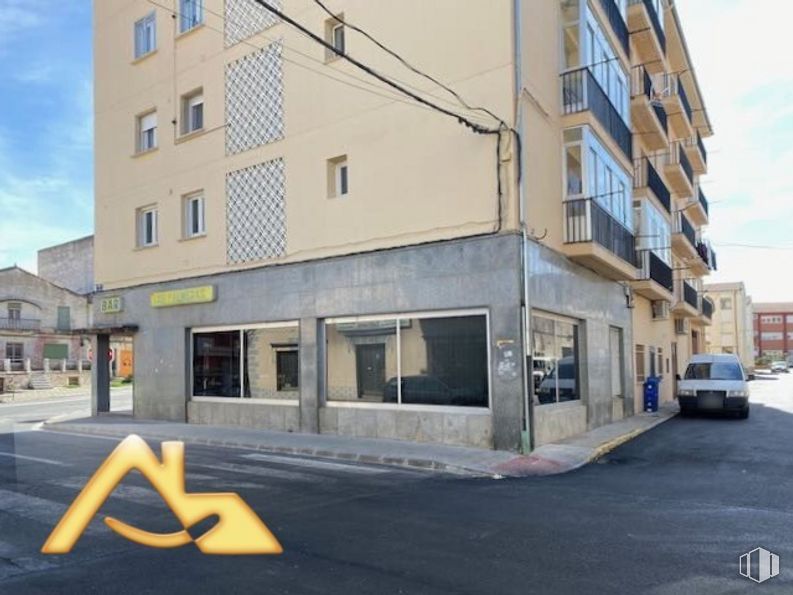 Retail for rent at Zona centro, El Barco de Ávila, Ávila, 05600 with car, building, window, sky, cloud, asphalt, urban design, residential area, real estate and facade around