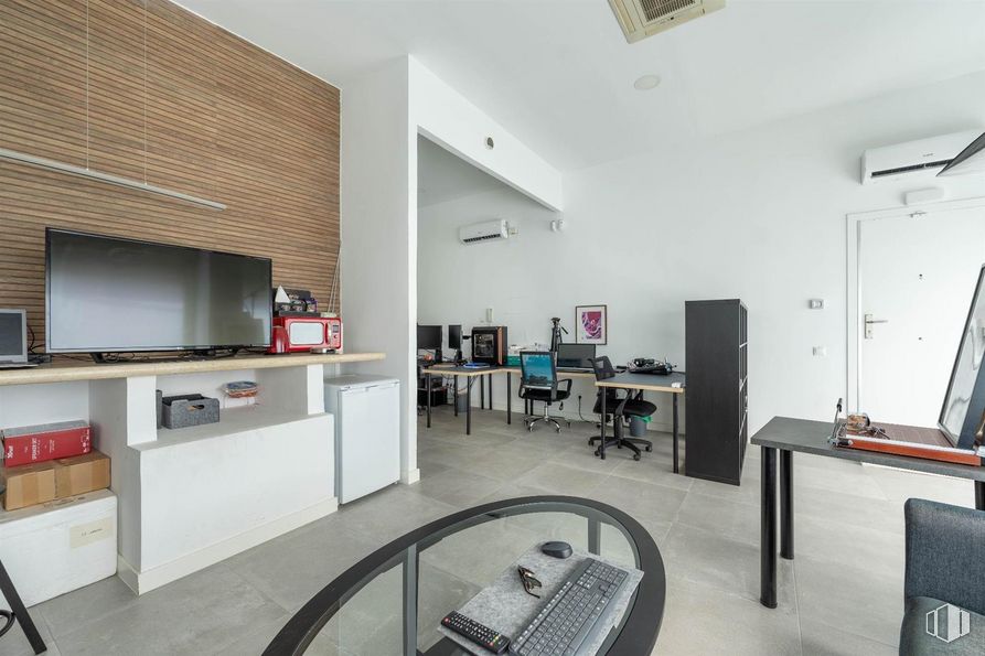 Local en venta en Calle Vereda del Carmen, 21, Ciudad Lineal, Madrid, 28017 con televisión, escritorio, mesa, silla, electrodoméstico, silla de oficina, alumbrado, suelos, interiorismo y escritorio del ordenador alrededor