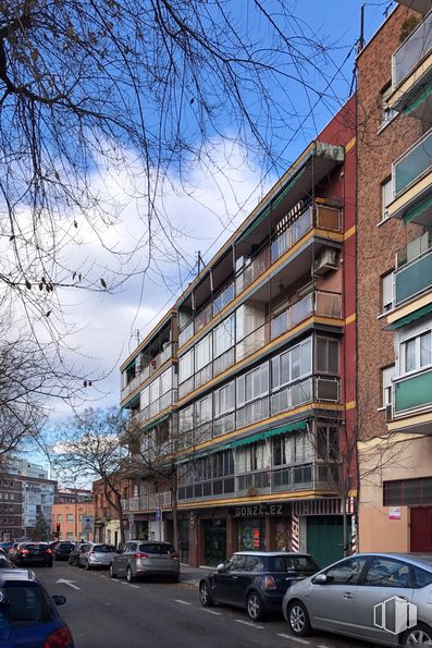 Local en venta en Calle Benidorm, 3, Ciudad Lineal, Madrid, 28017 con coche, edificio, ventana, neumático, rueda, nube, vehículo terrestre, cielo, vehículo y infraestructura alrededor