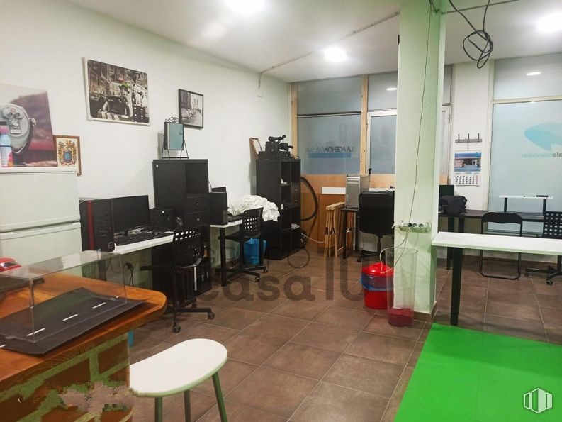 Local en venta en Calle Cataluña, Getafe, Madrid, 28903 con taburete, mesa, marco, mueble, ordenador, escritorio, interiorismo, edificio, pantalla de ordenador y suelos alrededor