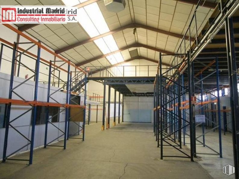 Nave en alquiler y venta en Polígono Industrial El Guijar, Arganda del Rey, Madrid, 28500 con ventana, edificio, pasillo, accesorio, viga, sombra, casa de campo, techo, metal y pavimento alrededor