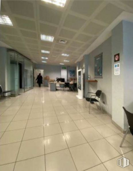 Local en alquiler y venta en Calle La Habana, Fuenlabrada, Madrid, 28945 con silla, persona, interiorismo, suelo, suelos, hall, accesorio, techo, suelo de baldosas y planta de interior alrededor